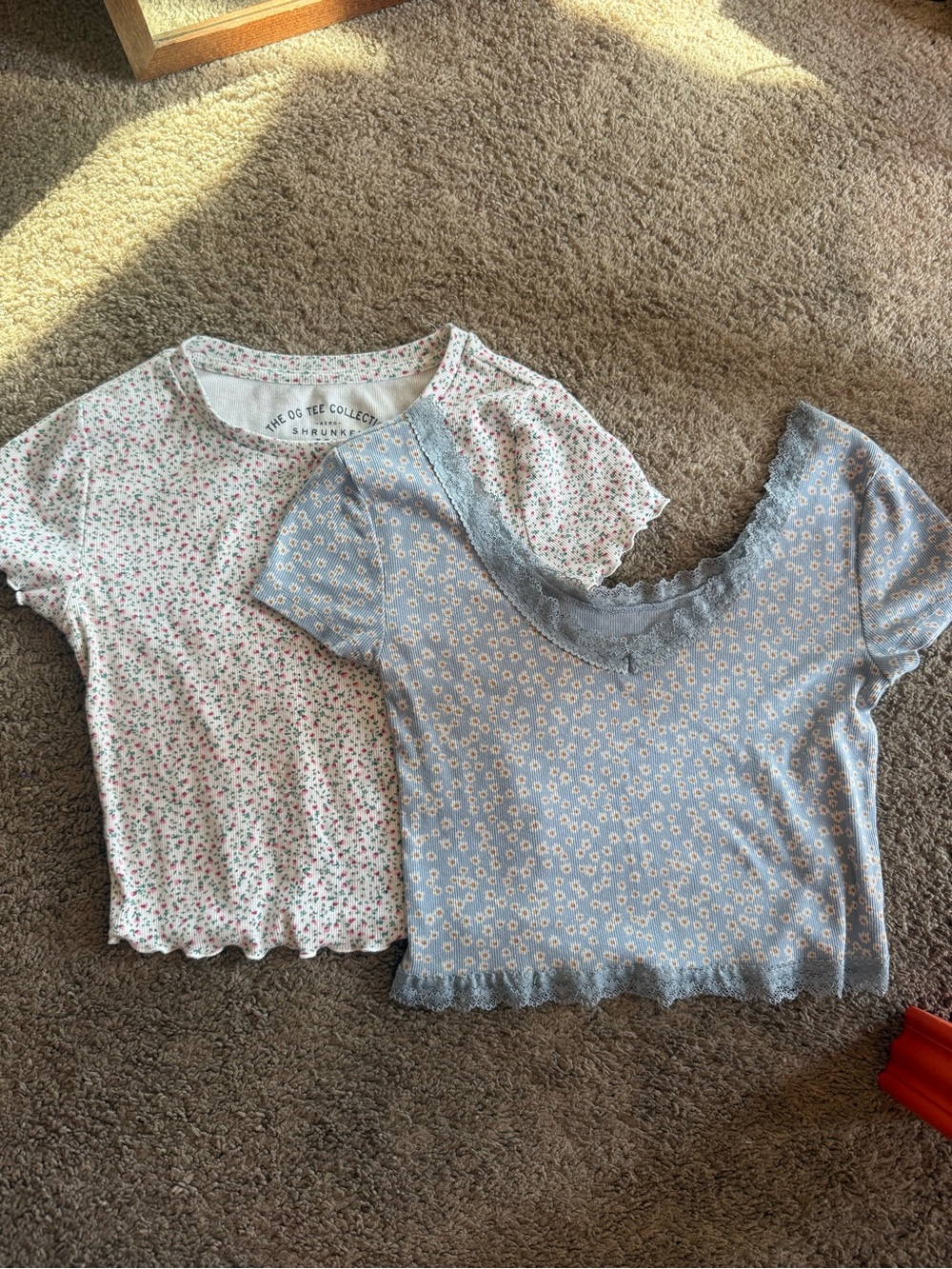 Aeropostale Blue Daisy Cropped Tee